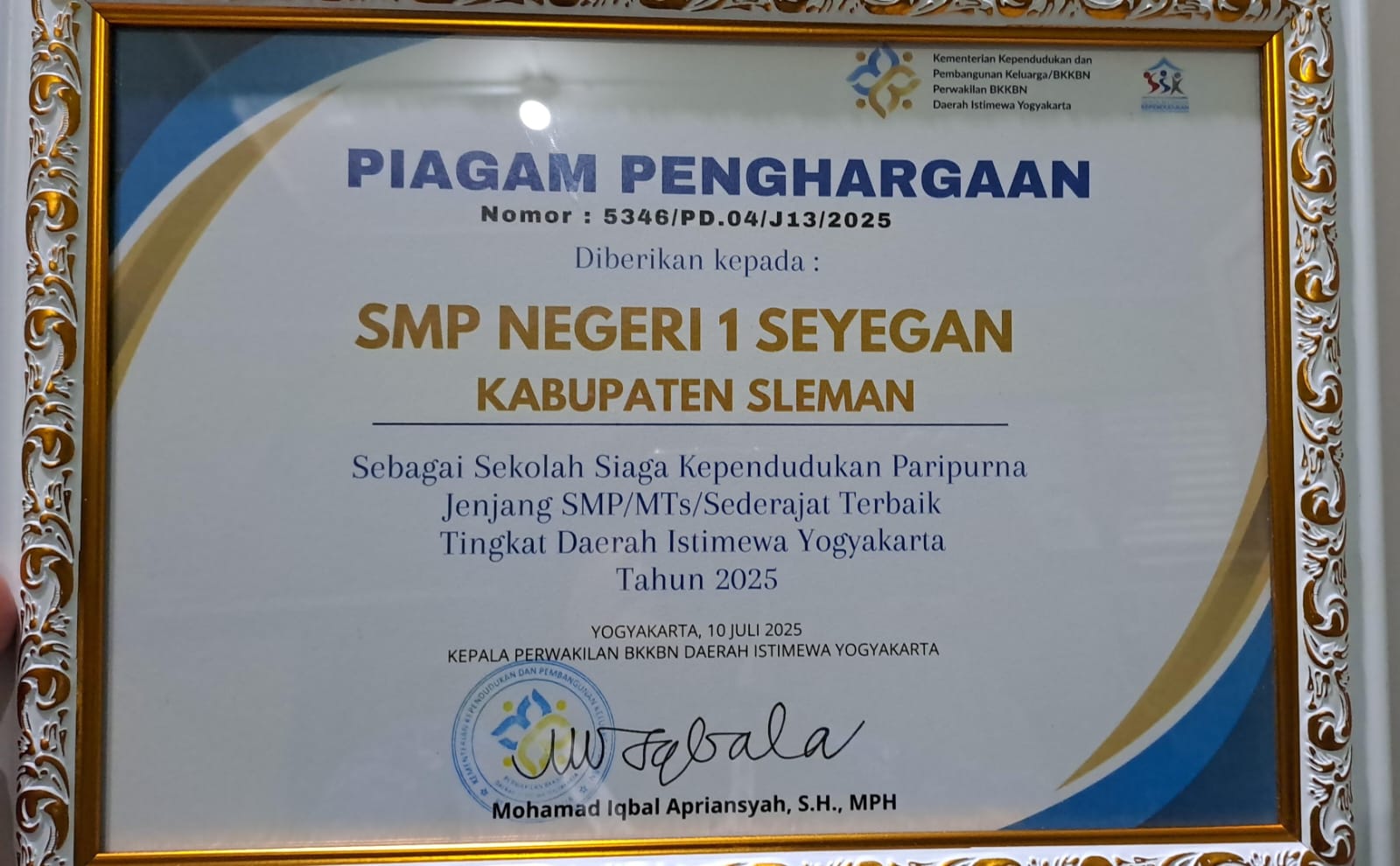 SMPN 1 SEYEGAN RAIH PIAGAM PENGHARGAAN SEKOLAH SIAGA KEPENDUDUKAN TINGKAT PROVINSI